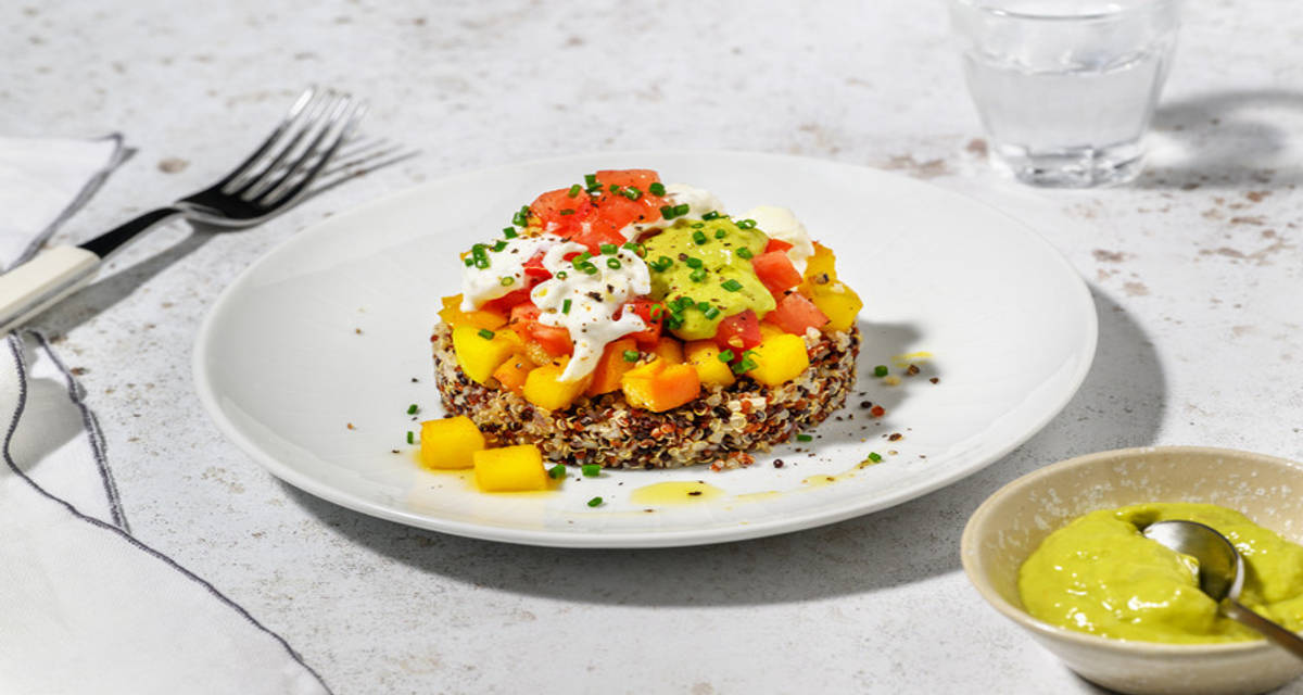 Timbal de quinoa tricolor con burrata italiana con manzana a la cúrcuma, pulpa de aguacate y tomate