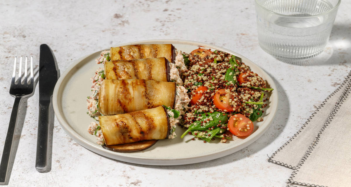 Melanzane alla Toscana: Berenjena con ricotta y albahaca con quinoa tricolor con cherrys y espinacas