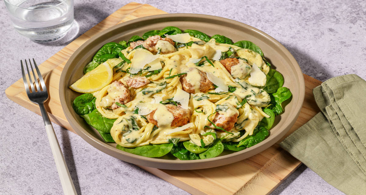 Kipgehaktballetjes met volkoren spaghetti met Grana Padano, courgette en spinazie