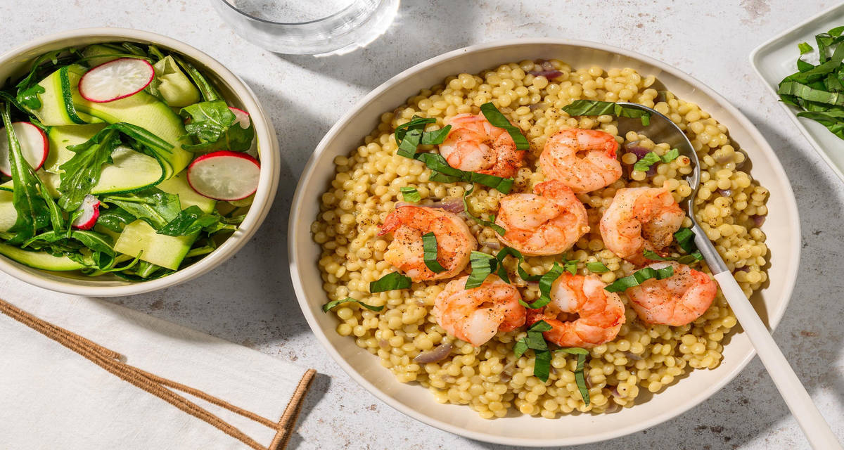Krämig kornotto och vitlöksstekta räkor med citrusdoftande zucchini- och rucolasallad