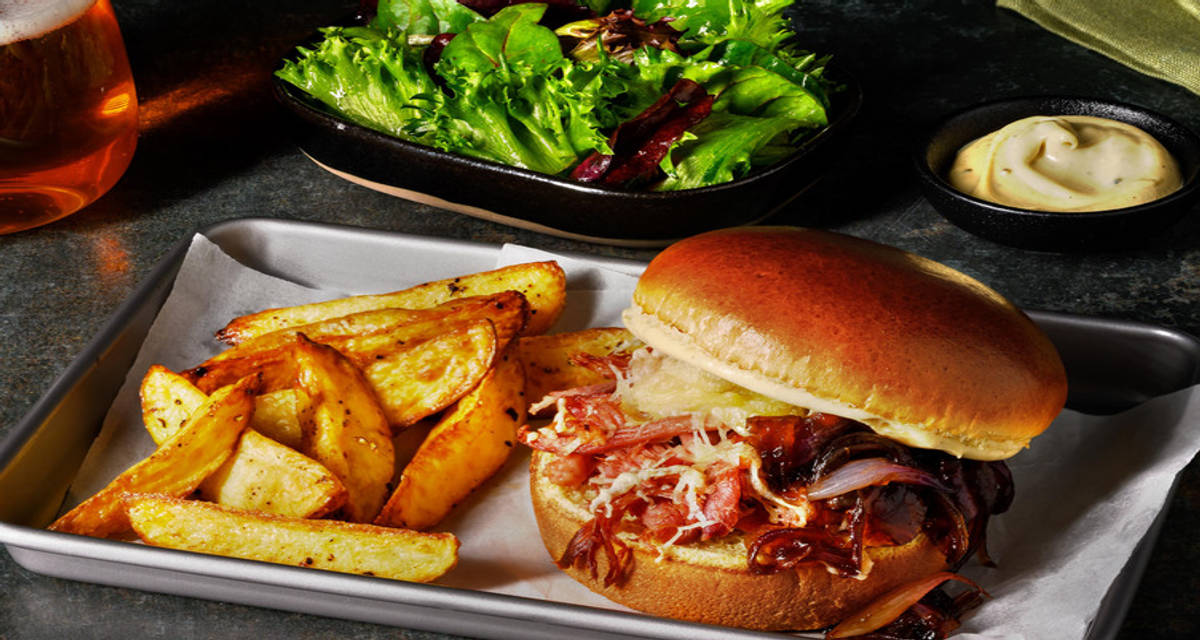 ”Pulled duck”-burgare med gruyère med senapsmajonnäs och karamelliserad lök