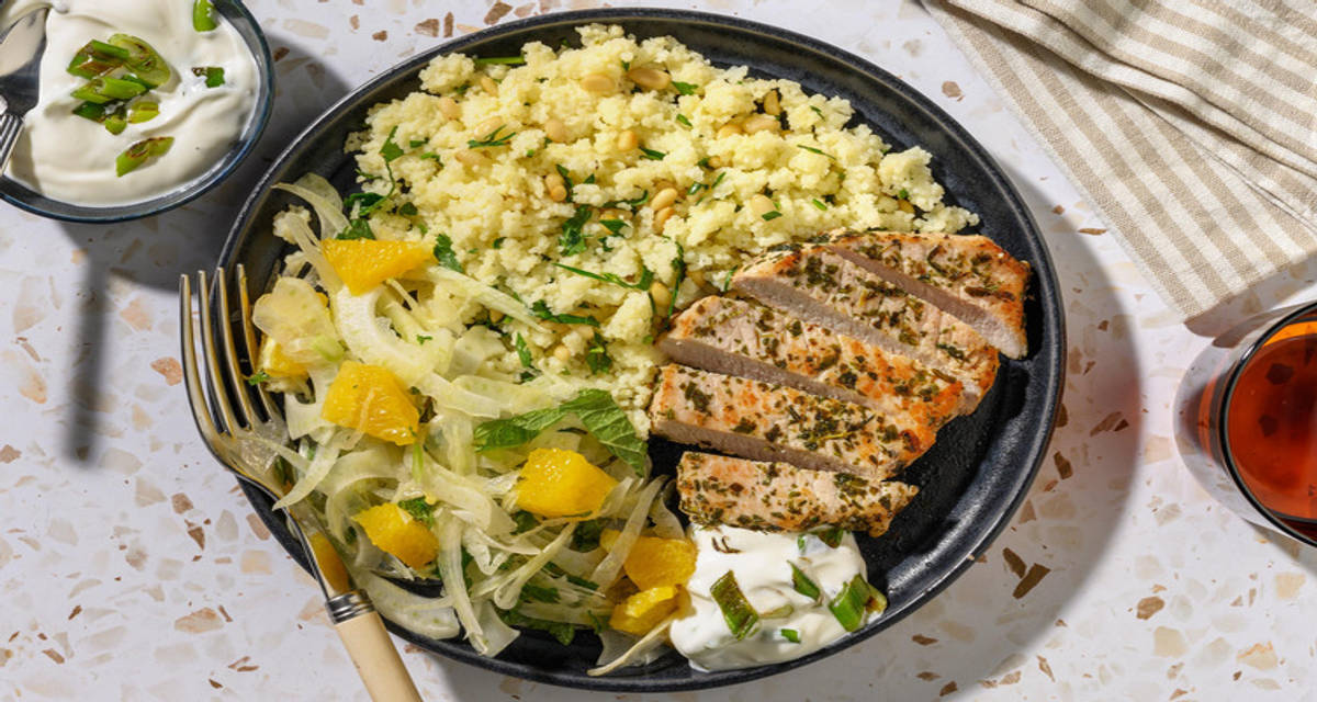 Middelhavskrydret svinekotelet med pinjekernecouscous og fennikel- og appelsinsalat