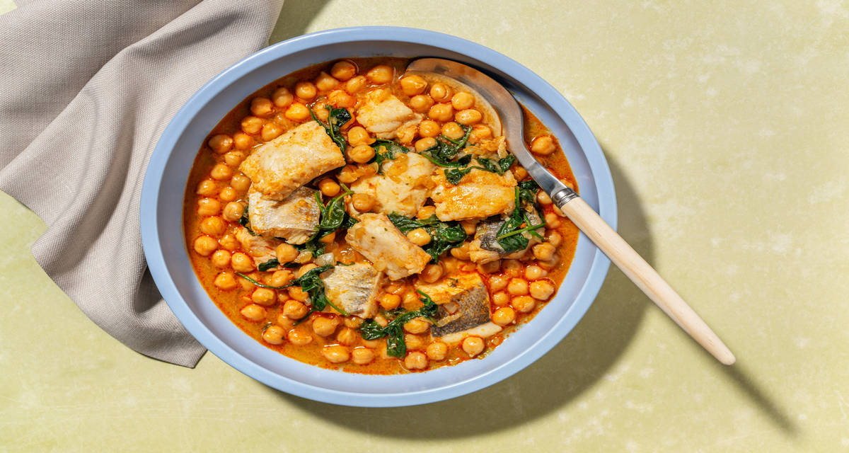 Merluza guisada con garbanzos con brotes de espinacas