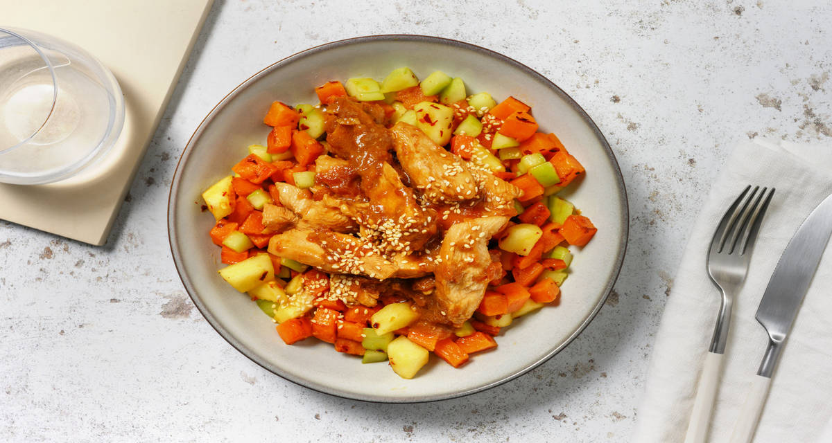 Bulgogi - pollo marinato in stile coreano con insalata tiepida di patate dolci e cetrioli