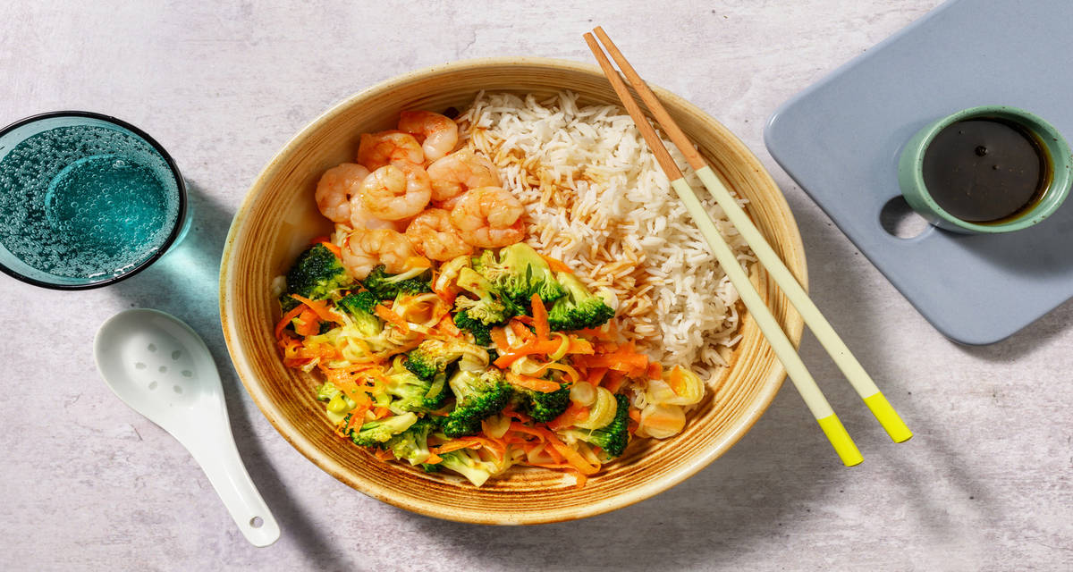 Bol de langostinos y verduras con vinagreta de soja con arroz largo