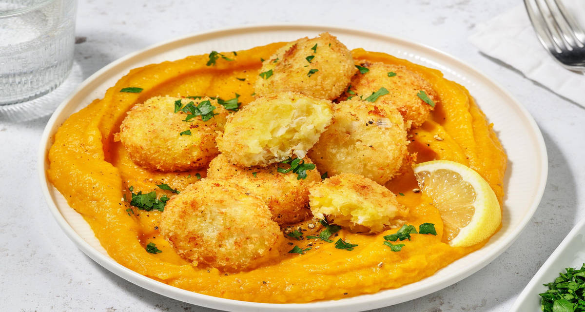 Crocchette dorate di merluzzo e patate con crema soffice di carote e prezzemolo