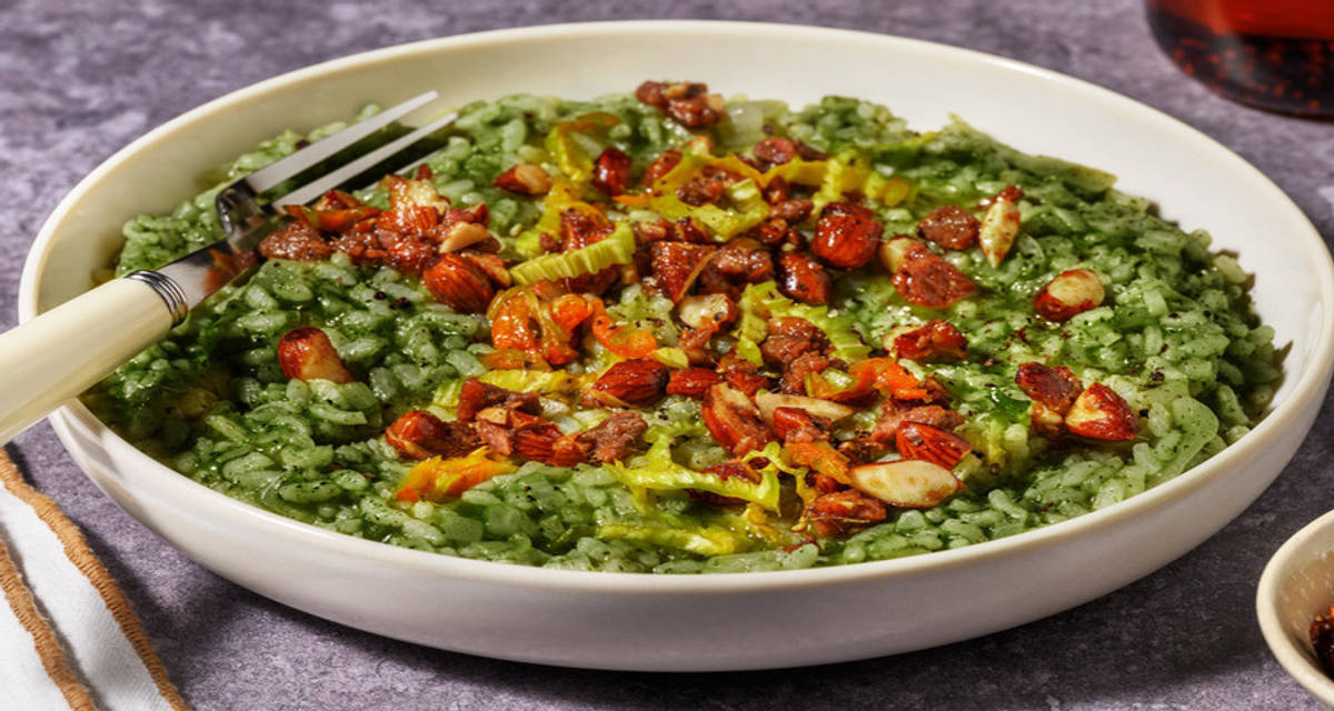Risotto estivo ai fiori di zucca, alici e salmone marinato con crema di spinaci e crumble di mandorle