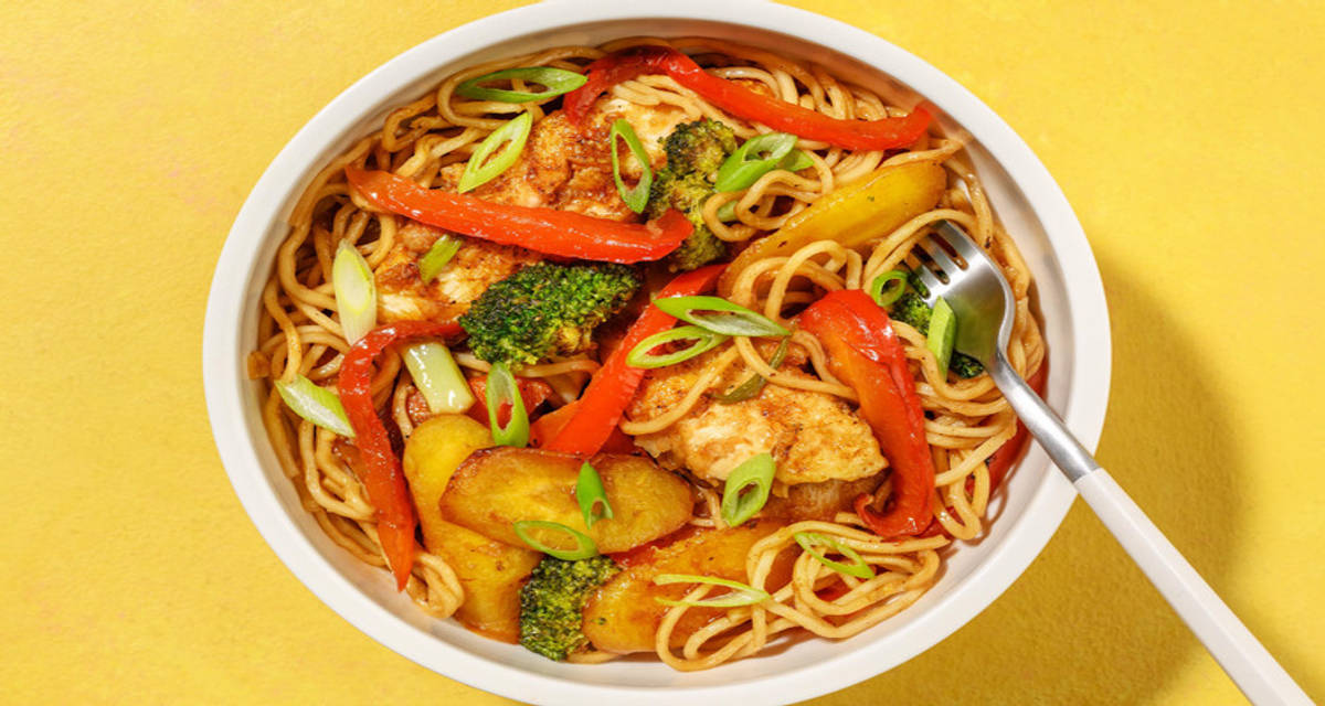 Snabblagad kycklingwok med mie-nudlar och salladslök