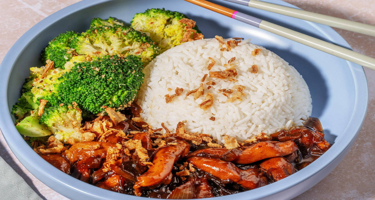 Poulet laqué et brocoli au gomasio riz ail-gingembre et oignons croustillants