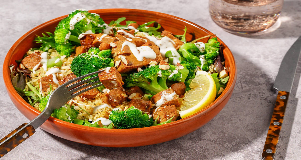 Bowl de tempeh au citron et brocoli semoule et mesclun garni d'amandes et de gomasio