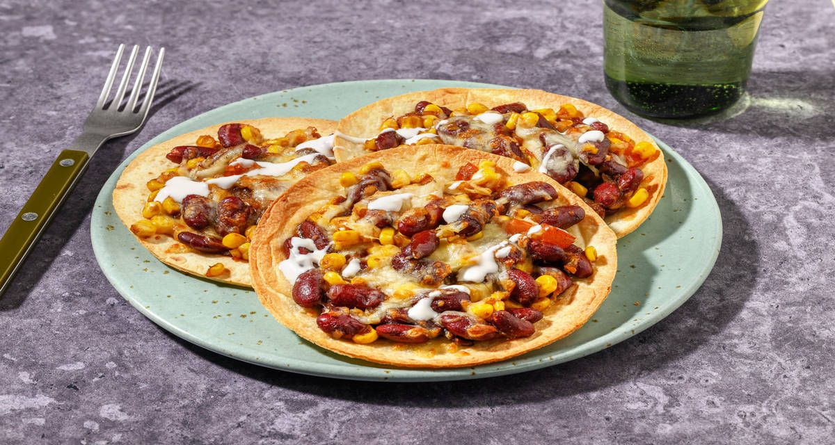 Mini tacos filanti di fagioli e formaggio con mais, pomodoro e salsa barbecue