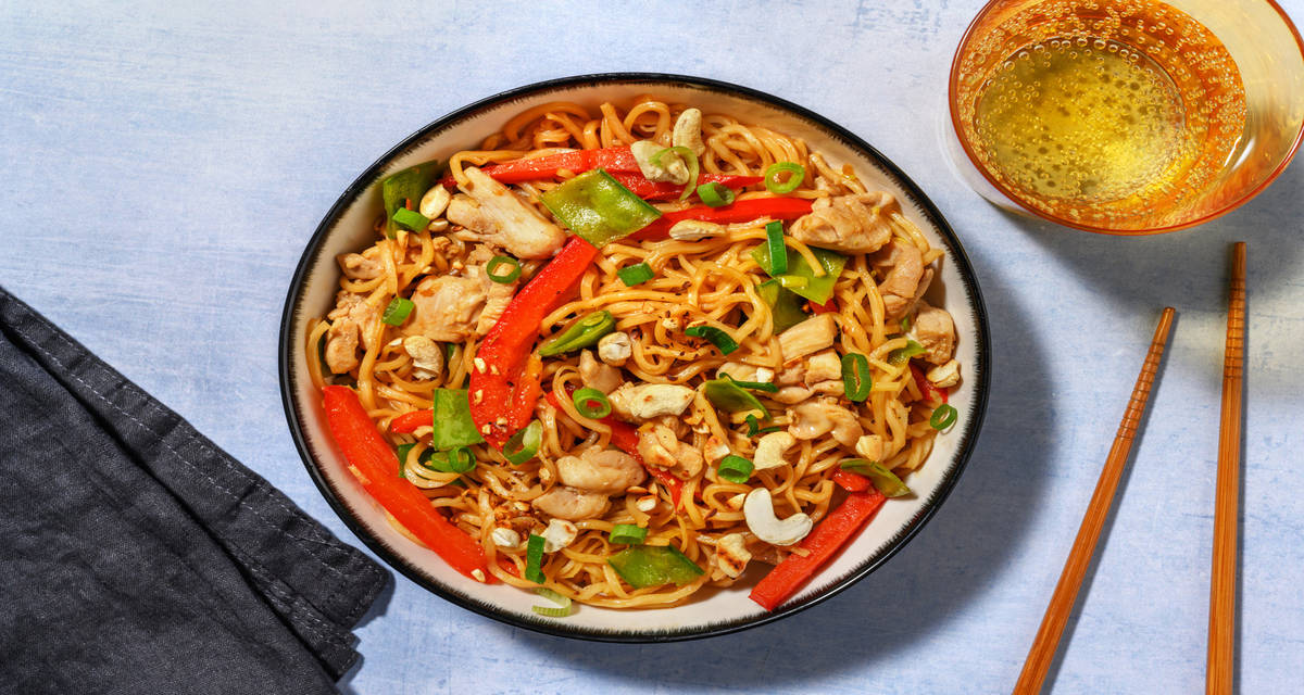 Yakisoba con pollo y salsa de hoisin y miel con judías verdes, pimiento y anacardos