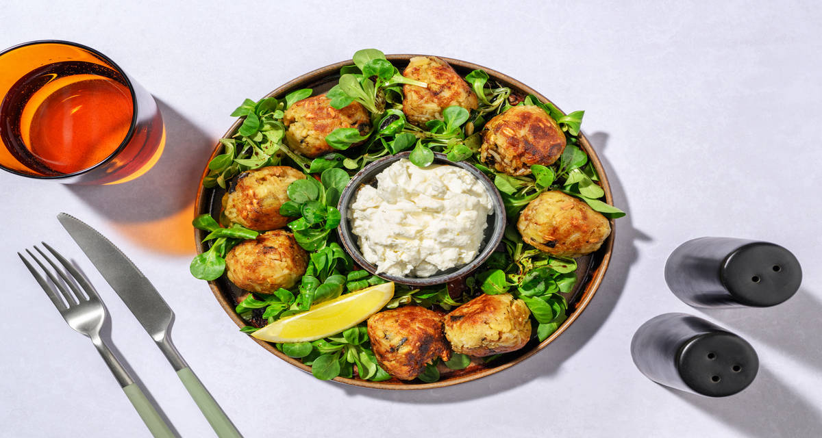 Polpette veggie ai 3 cereali e melanzane con crema di ricotta e insalata al balsamico