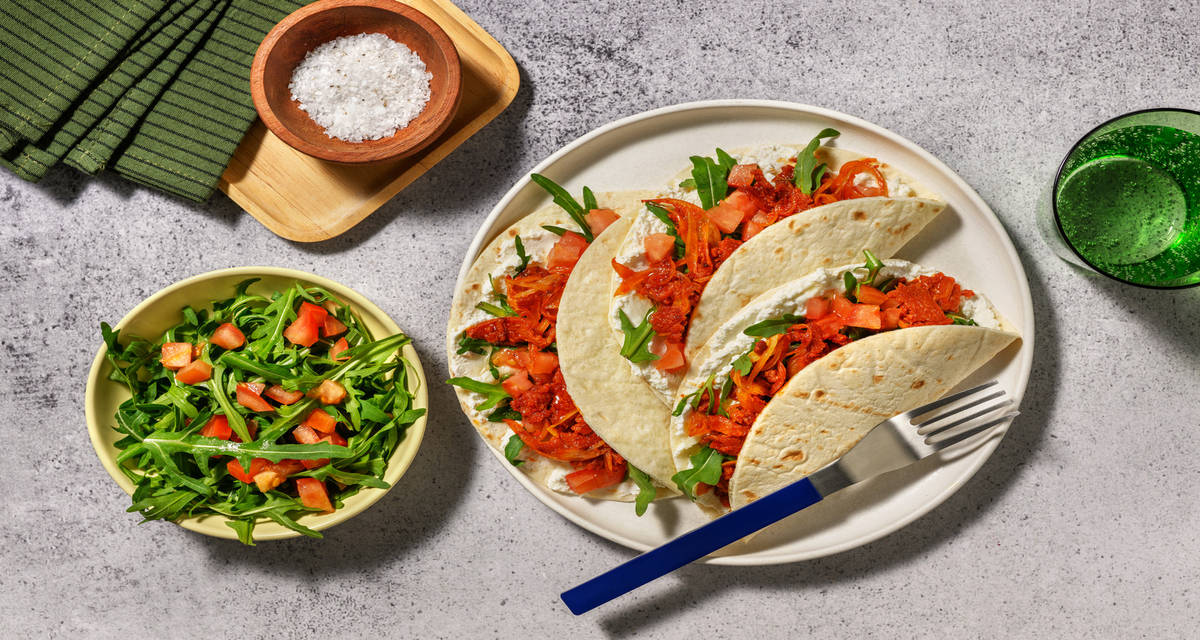 Piadinas de sobrasada con miel y ricotta con ensalada de rúcula y tomate