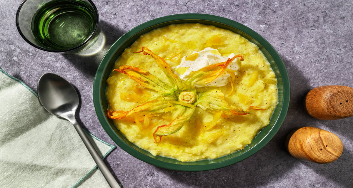 Crema tiepida di patate, fiori di zucca e caprino con sciroppo profumato al limone