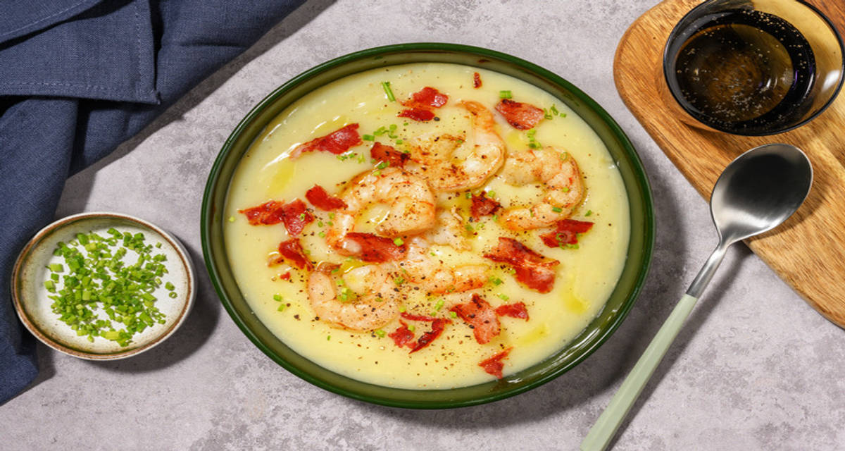 Crema di cavolfiore 'mare e monti' mazzancolle e pancetta con patate fondenti ed erba cipollina aromatica