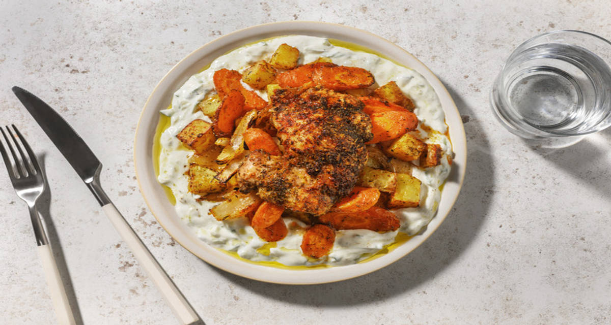 Nuestra versión del souvlaki griego con tzatziki casero con cebolla, zanahoria y patatas asadas