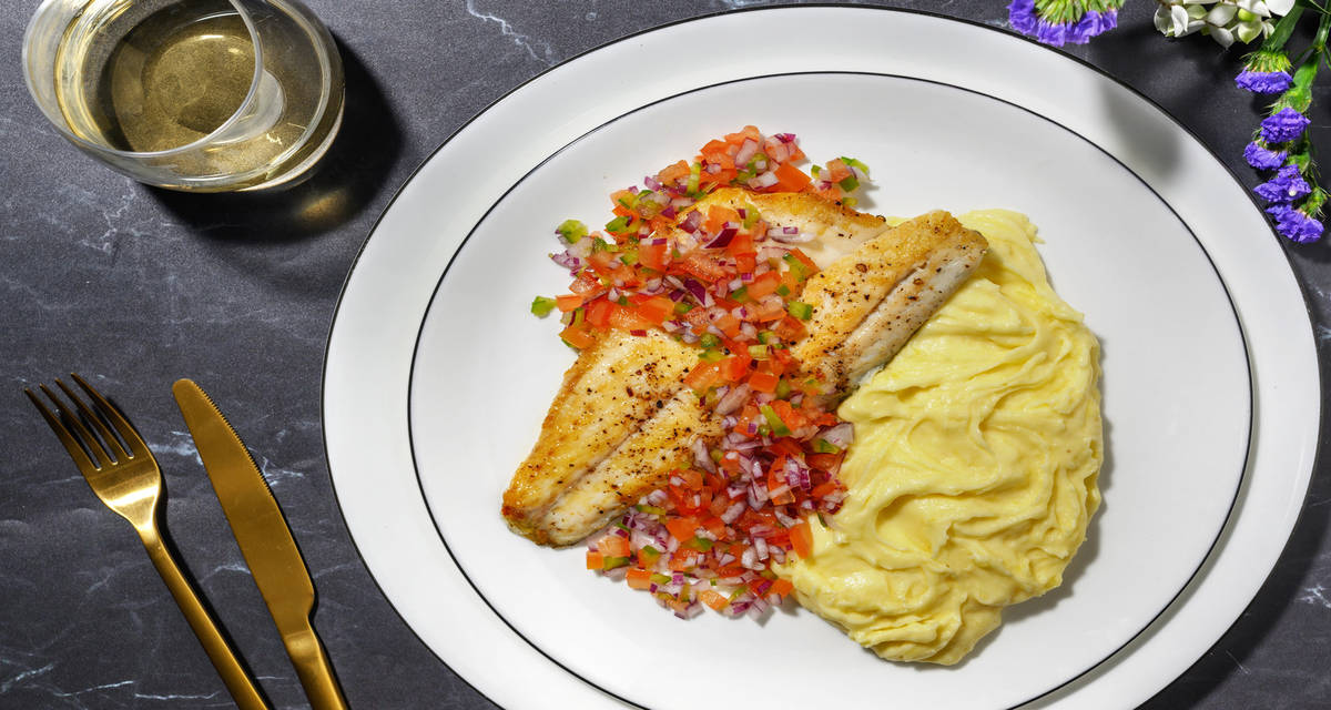 Lubina con salsa criolla casera sobre puré cremoso de chirivía