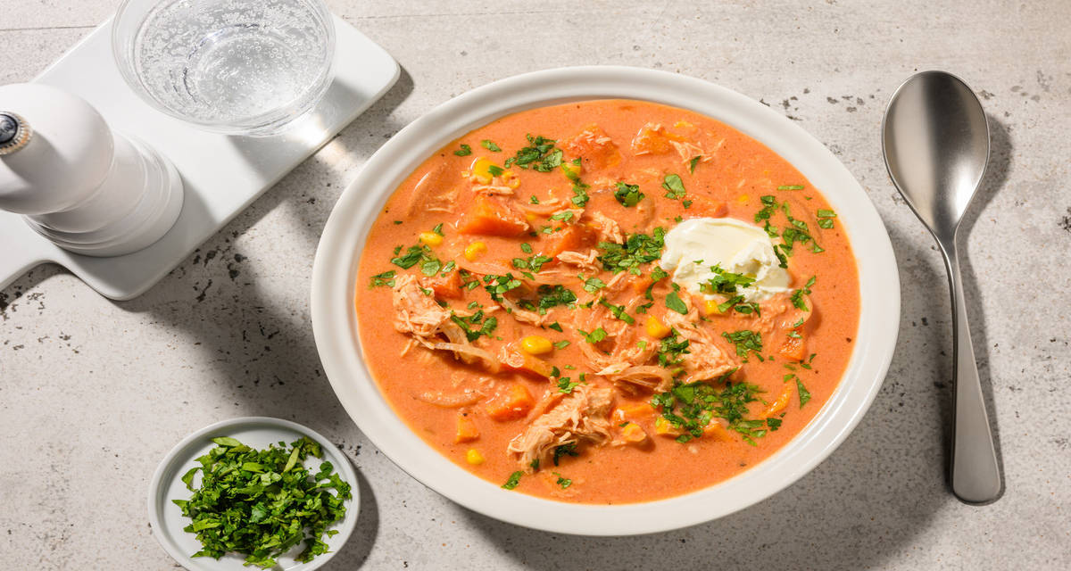 Soupe de poulet relevée au chipotle crème aigre, patate douce, maïs et coriandre
