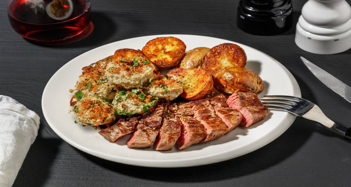 Tagliata di manzo e cuori di carciofo gratinati con Pecorino Romano Dop e patate arrosto dorate