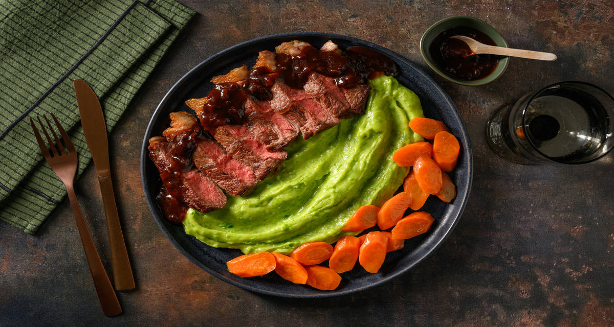 Entrecot de ternera con salsa dulce de chalota con zanahoria salteada y puré verde de patata y guisante
