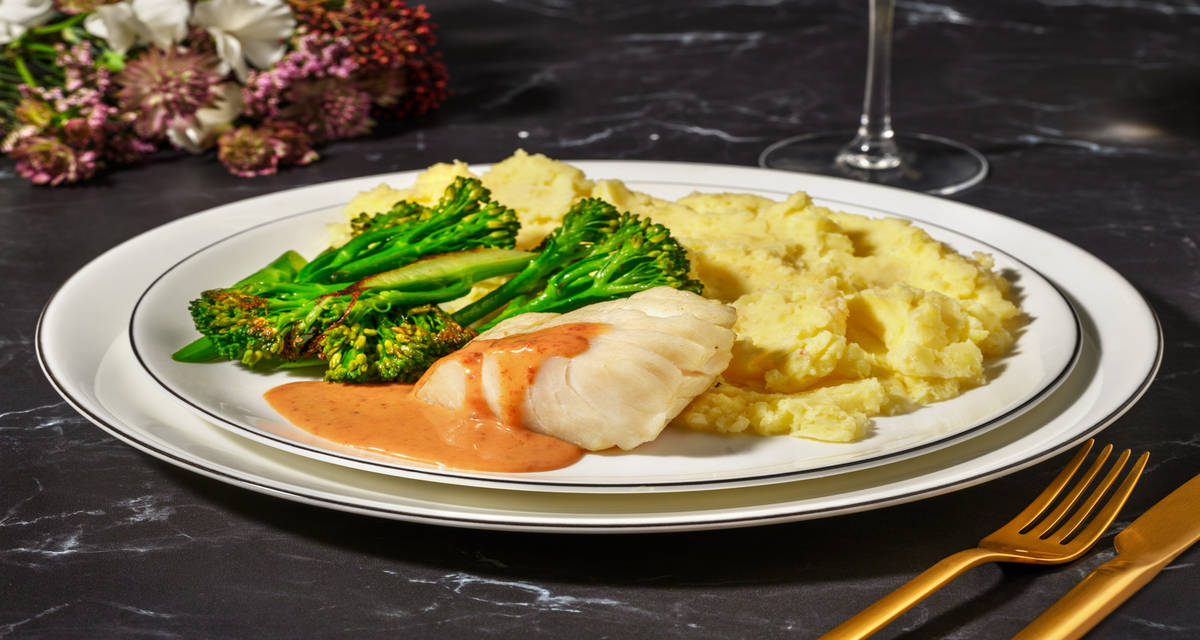 Bacalao con salsa de sobrasada y miel con parmentier de patatas y verduras