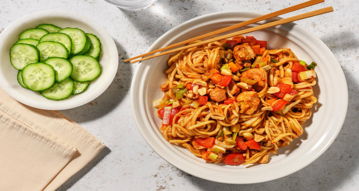 Nouilles sautées aux émincés de poulet teriyaki légumes au wok, concombre et cacahuètes