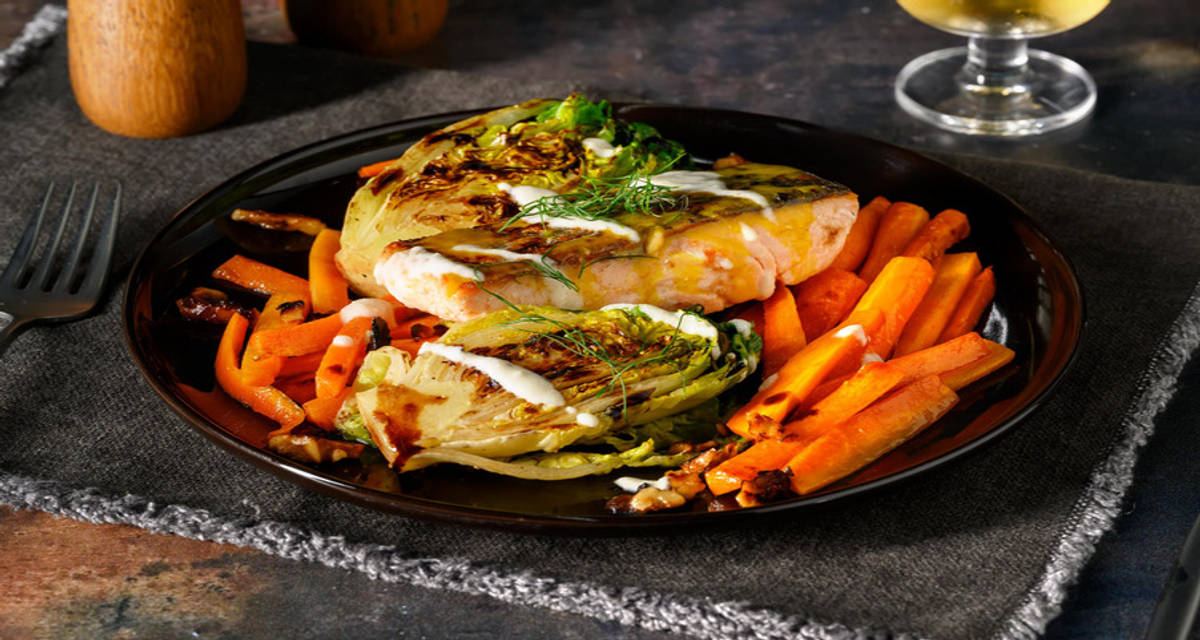 'Speciale Scandinavia' - filetto di salmone alla senape e aneto con crema di caprino, indivia glassata e carote