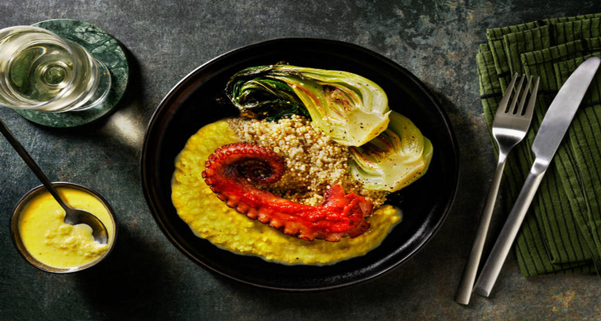 Pulpo glaseado al kimchi con salsa de maíz con pak choi y quinoa