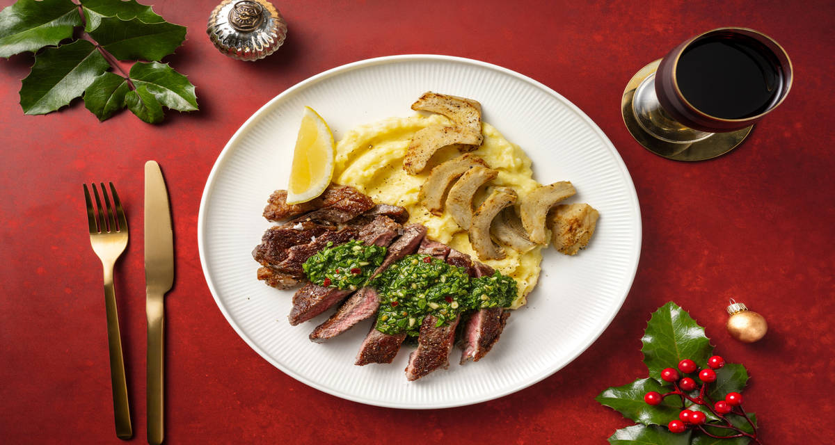 Tagliata di manzo e purè soffice all'aroma tartufo con carciofi trifolati e 'gremolada' di prezzemolo