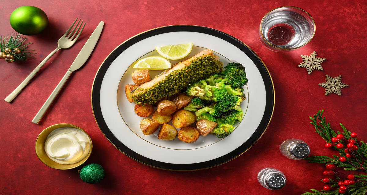 Salmone croccante ai pistacchi e miele con broccoli, patate e maionese all'aneto