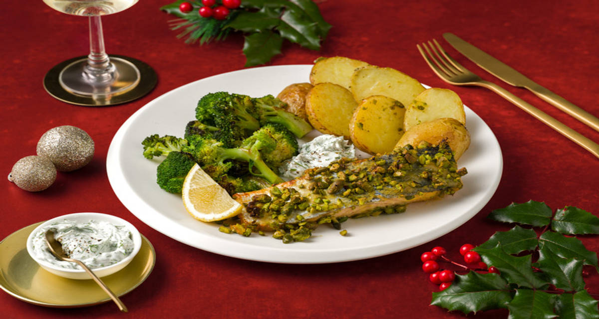 Trancio di salmone in crosta di pistacchi e miele con broccoli, patate e maionese all'aneto