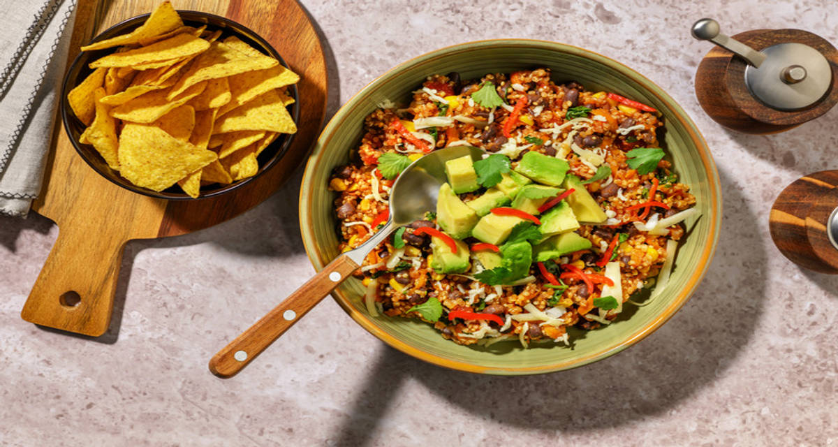 Mexicansk quinoagryde med sorte bønner og revet cheddar