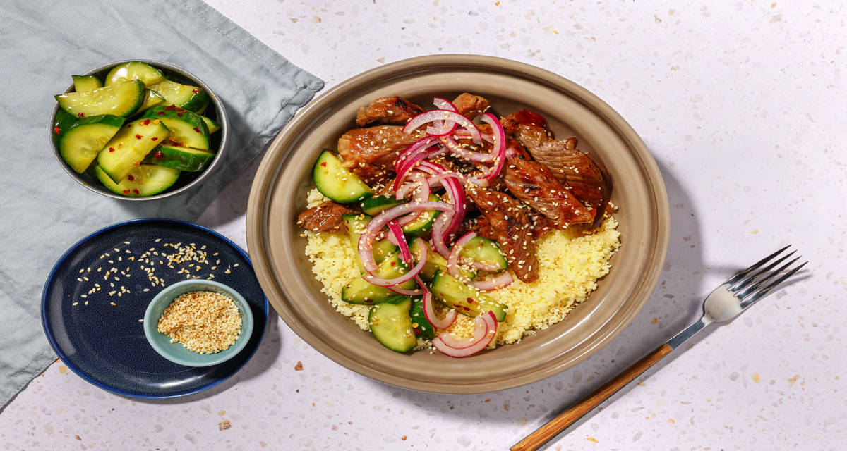 Ternera estilo asiático con ensalada de pepino con cebolla encurtida y cuscús