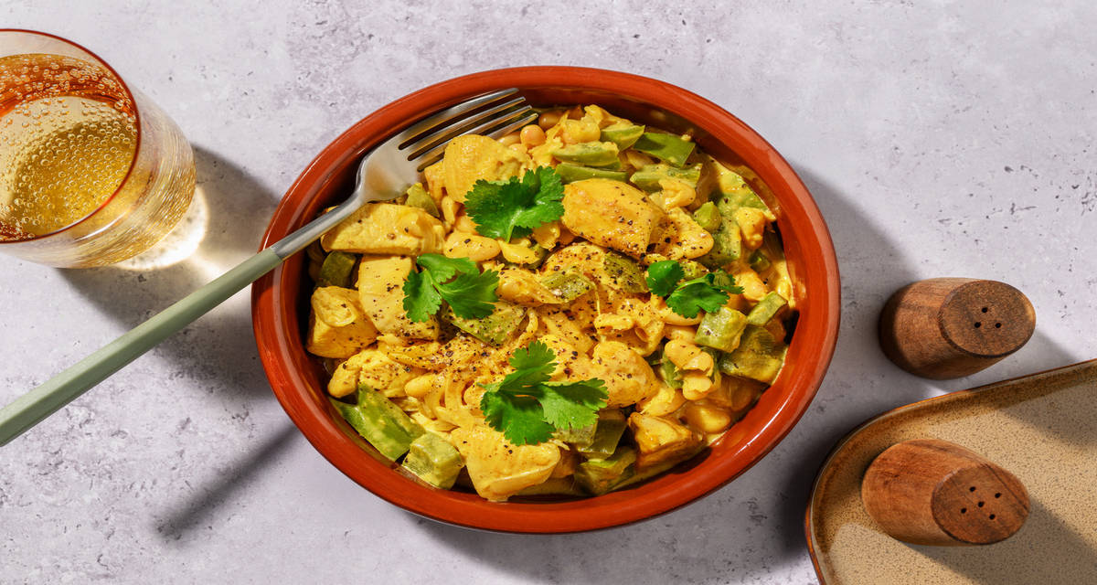 Curry exprés de pollo y judías con pimiento y cilantro fresco