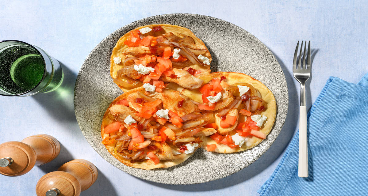 Crunchy tostadas: pollo y queso de cabra con cebolla caramelizada, membrillo y tomate