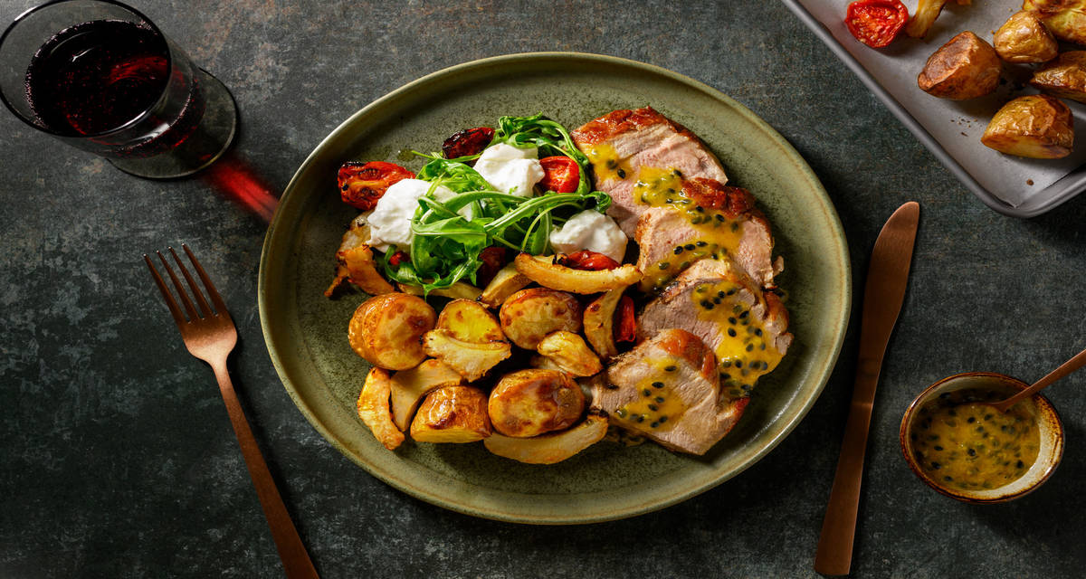 Lonza d'autore, burrata e frutto della passione con cuori di carciofo, pomodorini e patate
