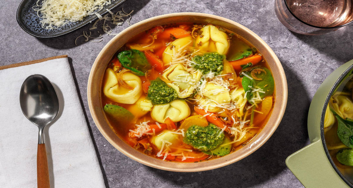 Italiaanse stijl tortellonisoep met spinazie met Italiaanse kaas en basilicumcrème