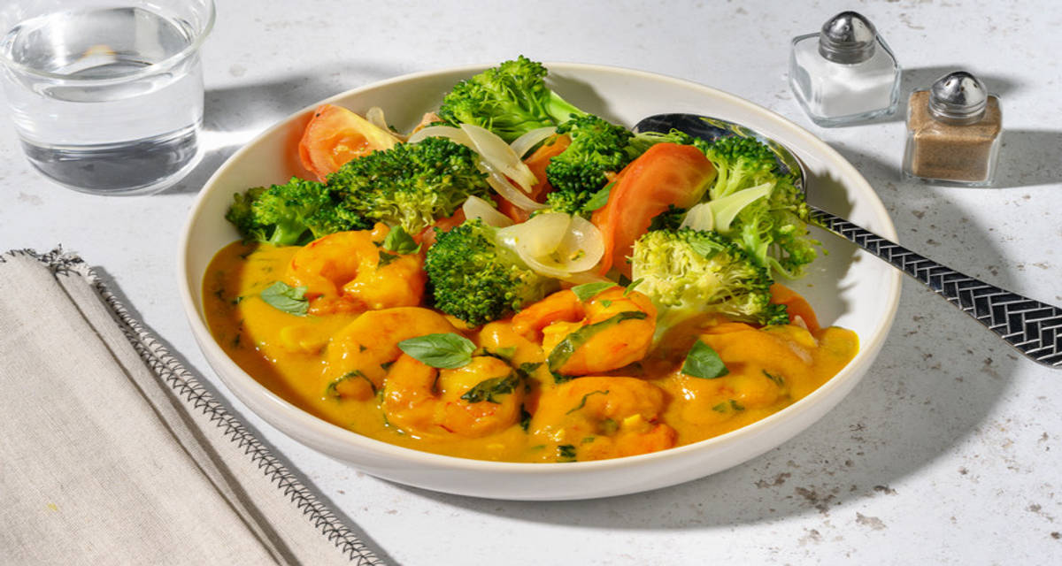 Gaeng Kari Goong: curry de langostinos con albahaca con brócoli, cebolla y tomates salteados