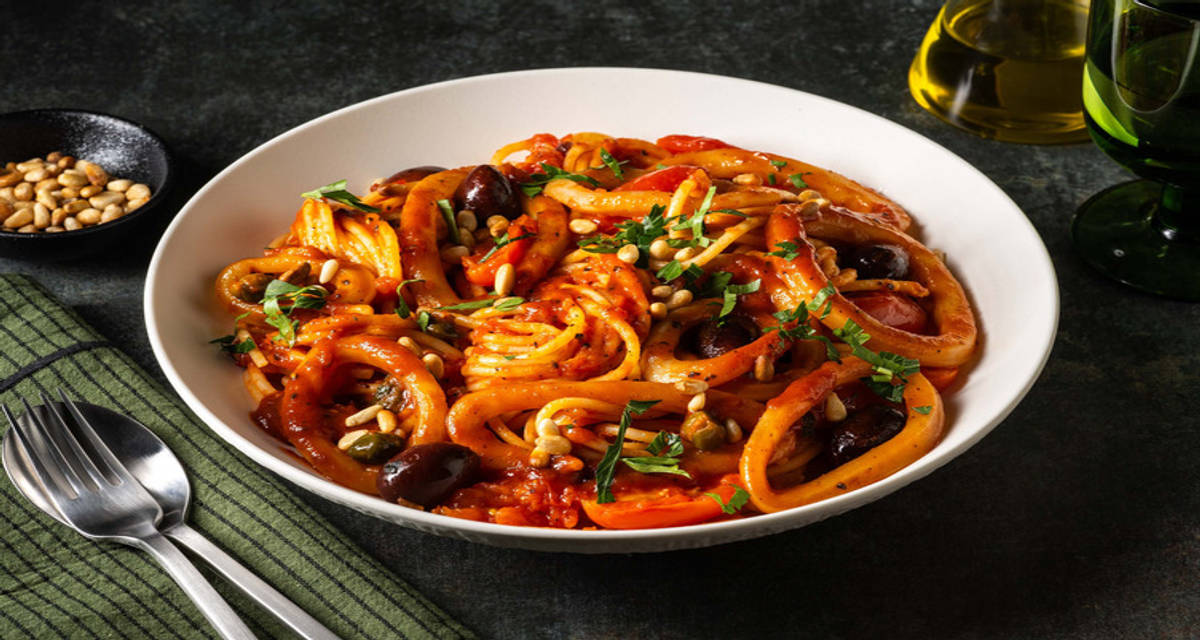 Spaghettoni al sugo di totani di Nonna Lucia con olive leccino, pinoli tostati, capperi e prezzemolo