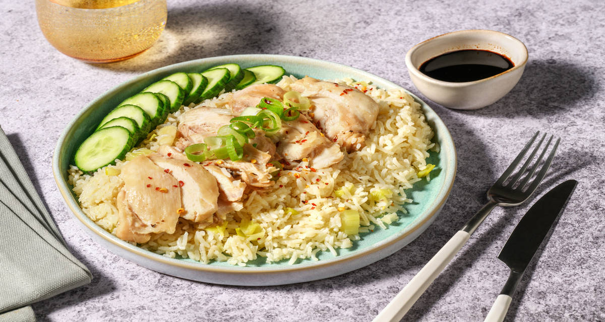 Riso e pollo alla hainanese con cetriolo, cipollotto e glassa alla soia
