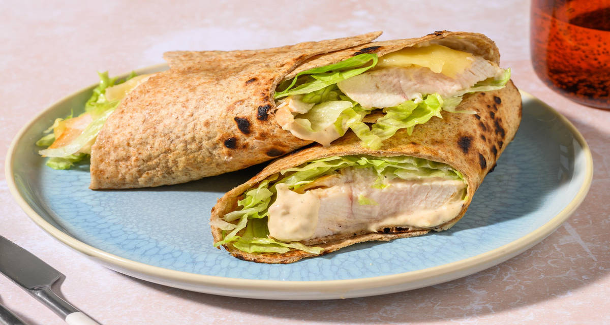 Wrap integrale al pollo e cheddar con lattuga e salsa ranch alla worcester