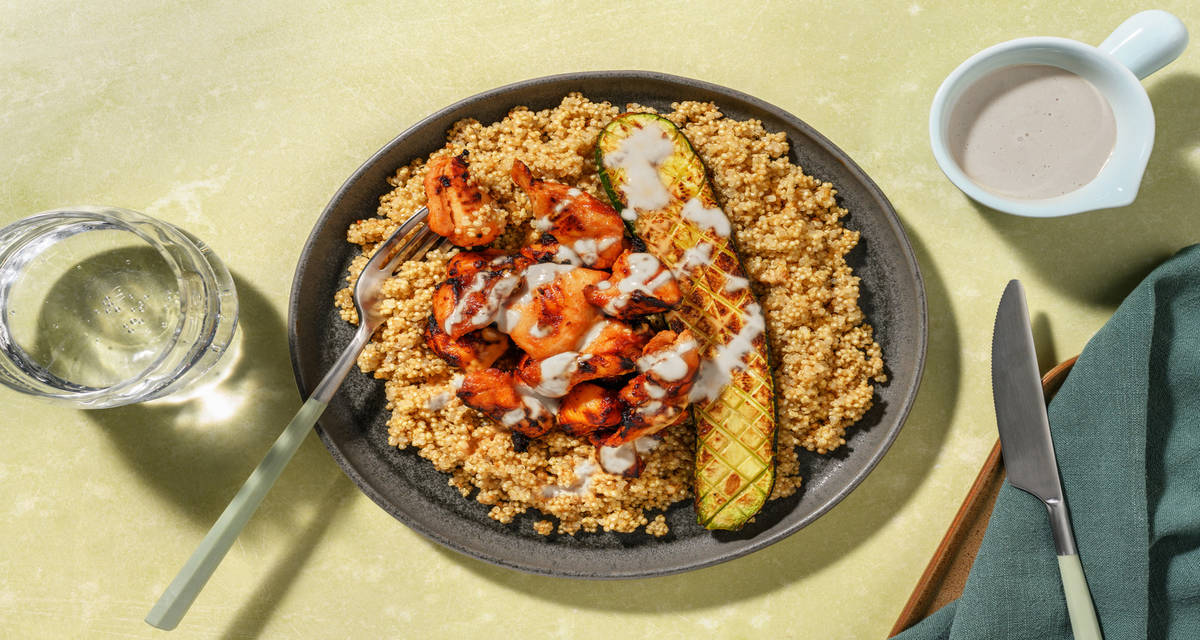Dados de pollo con glaseado de miso con calabacín asado y quinoa