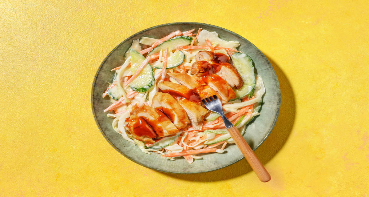 Bistecche di pollo 'zero stress' in salsa barbecue con coleslaw di carote, cavolo e cetriolo allo yogurt