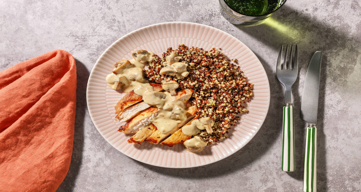 Cabeza de lomo con salsa cremosa de setas sobre quinoa tricolor