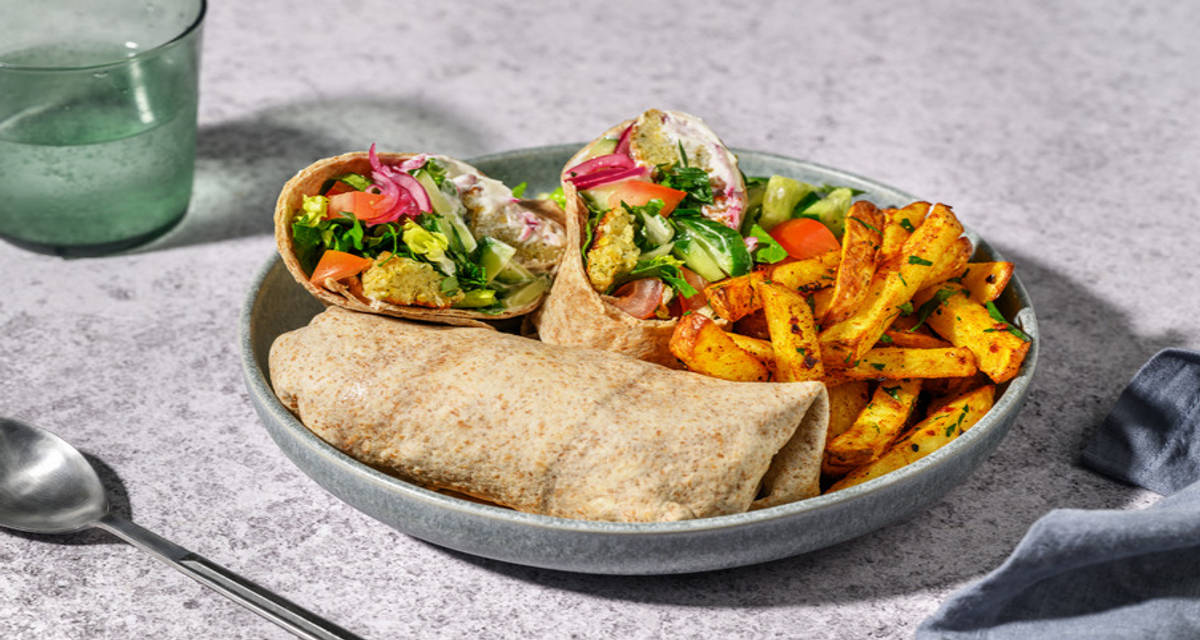 Falafelwraps og hvidløgsdressing med hjemmesyltede løg og harissafritter