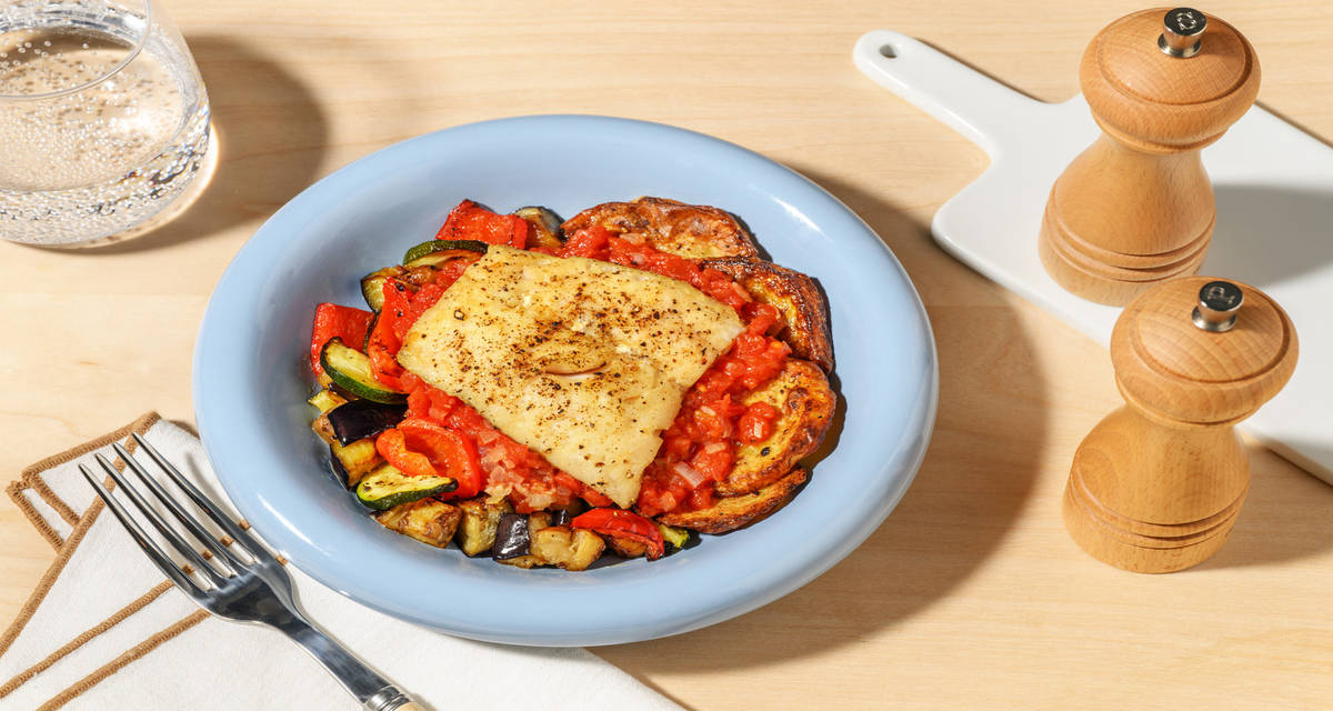 Nuestro tumbet mallorquín con merluza con verduras asadas y salsa de tomate