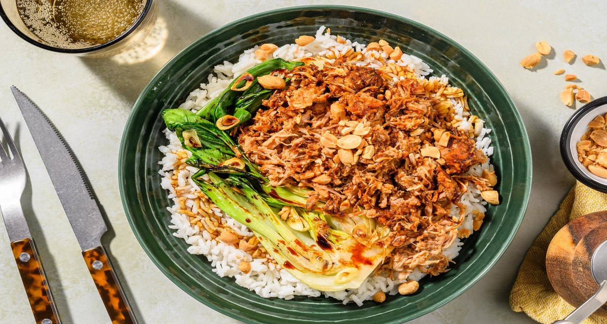 Donburi di pollo morbido sfilacciato e riso Jasmine con pak choi, carote e arachidi