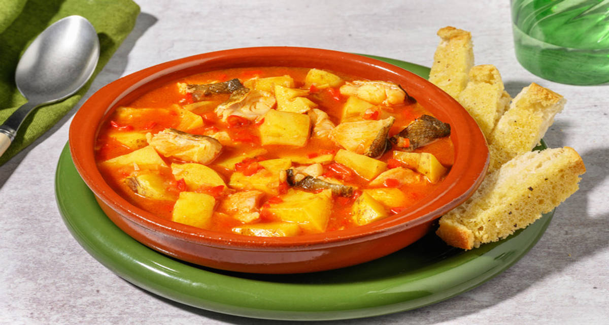 Bacalao ajoarriero al estilo leonés con patatas, verduras y tostadas de chapata
