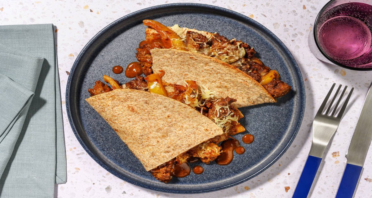 Quesadillas al ragù di carne speziato e cheddar con peperoni al burro di arachidi e salsa barbecue